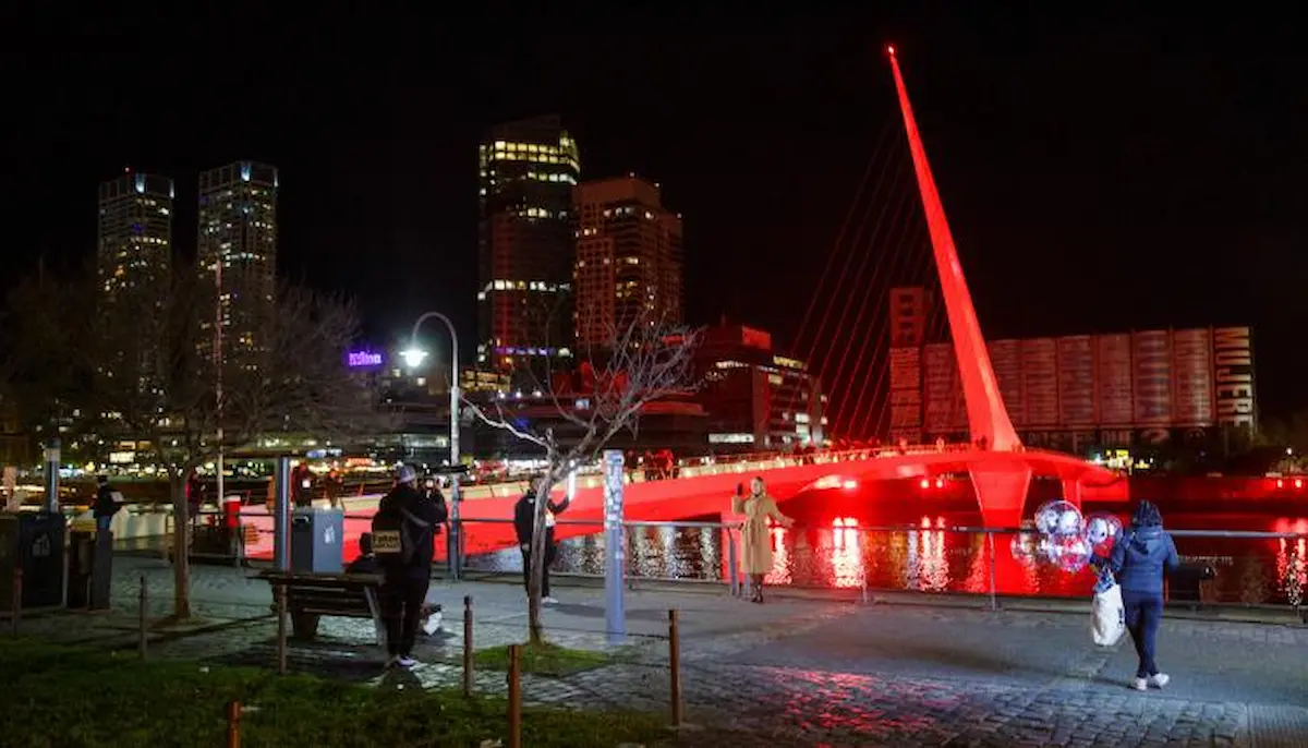 Monumentos porteños se tiñen de rojo por la inclusión 1 inclusión