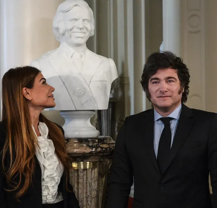 milei zulemita busto de menem