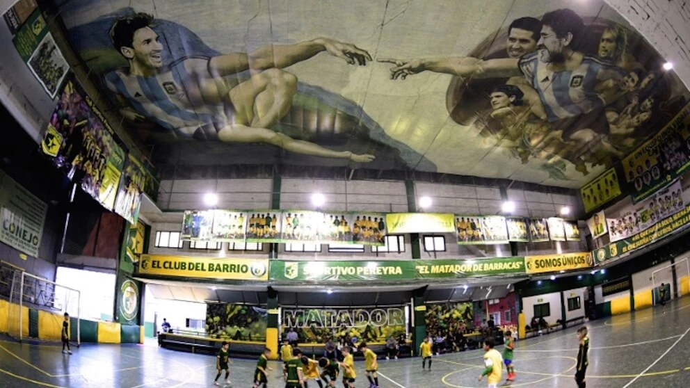 De Maradona y Messi en los techos a la marcha peronista: los clubes de barrio que hacen a Barracas 1 Barracas