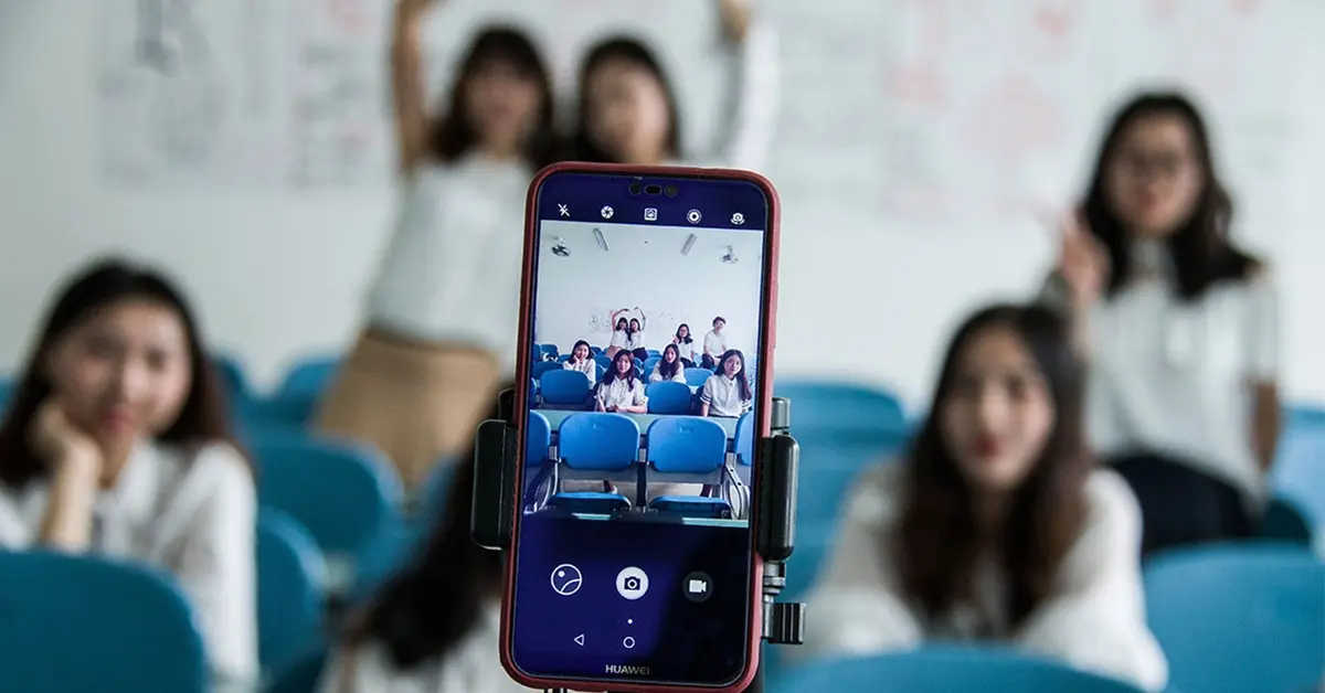 Según un relevamiento oficial, la regulación del uso de celulares en escuelas de CABA mejora la atención y convivencia 1 celulares