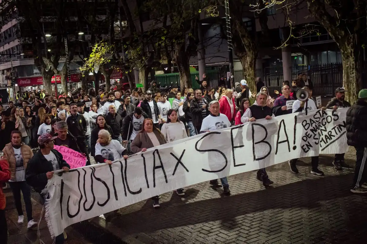 Conmovedor pedido de justicia por Sebastián: vecinos marcharon contra la violencia narco en San Martín 1 justicia por Sebastián