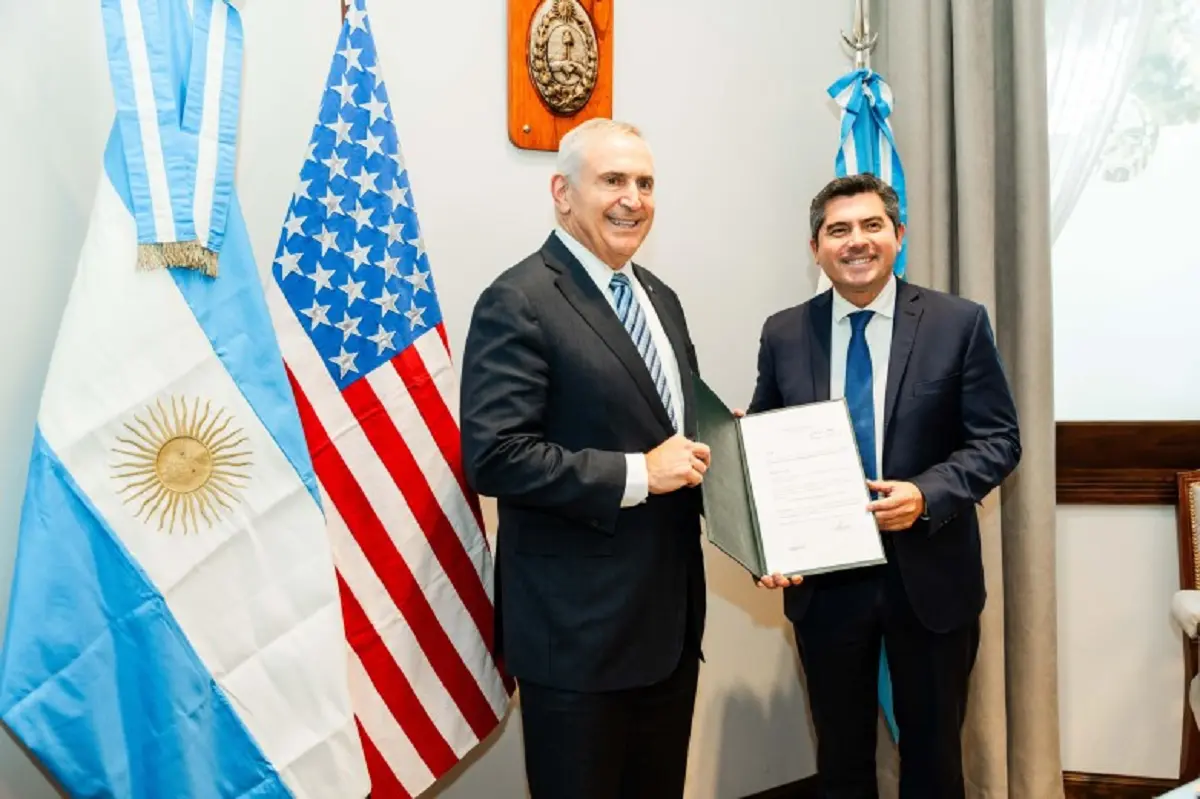 El embajador Stanley junto al gobernador Orrego