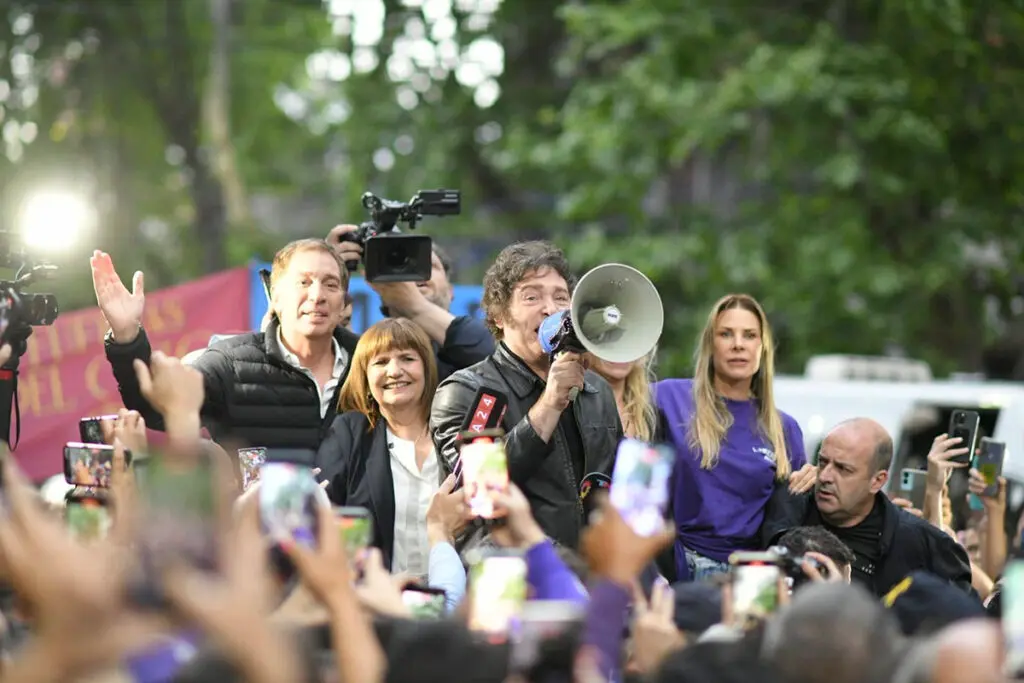 Recta final de campaña: Milei busca una victoria simbólica bajo presión extranjera 3 Milei campana Prensa lla