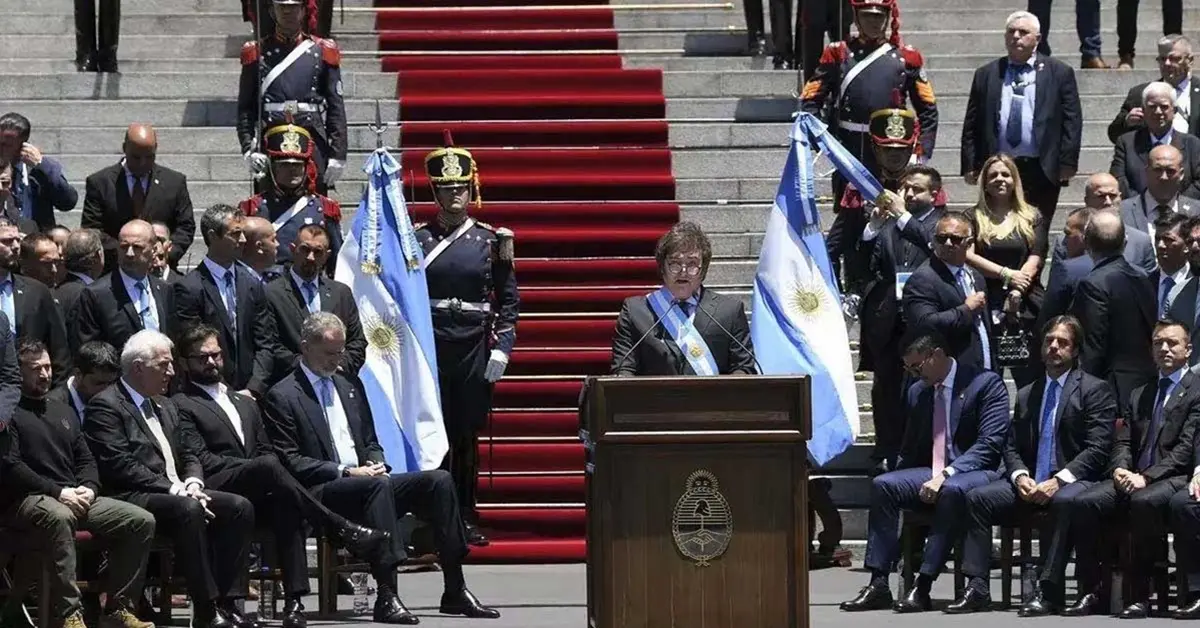 Milei discurso de espalda al recinto