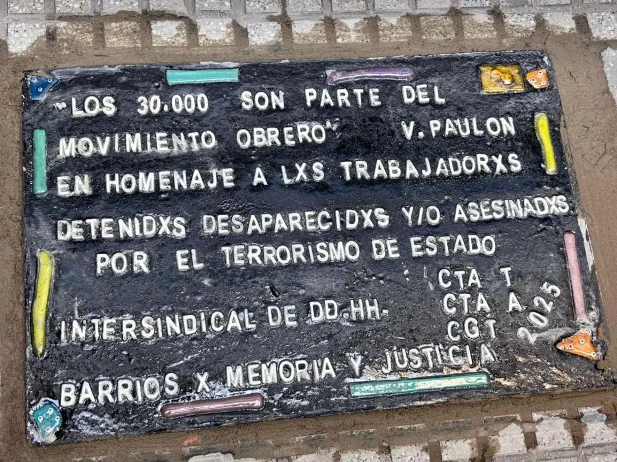 baldosa por la memoria en homenaje a los detenidos desaparecidos 1