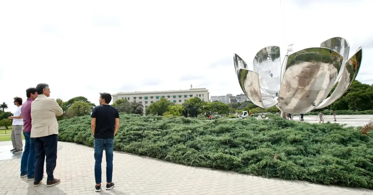 Cómo fue la reparación con tecnología aeroespacial de la Floralis Genérica que devolvió la forma original al ícono porteño 3 Floralis 2