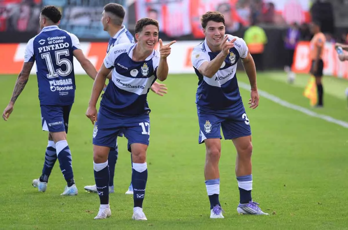 Gimnasia festeja gol frente a Barracas Credito El Grafico