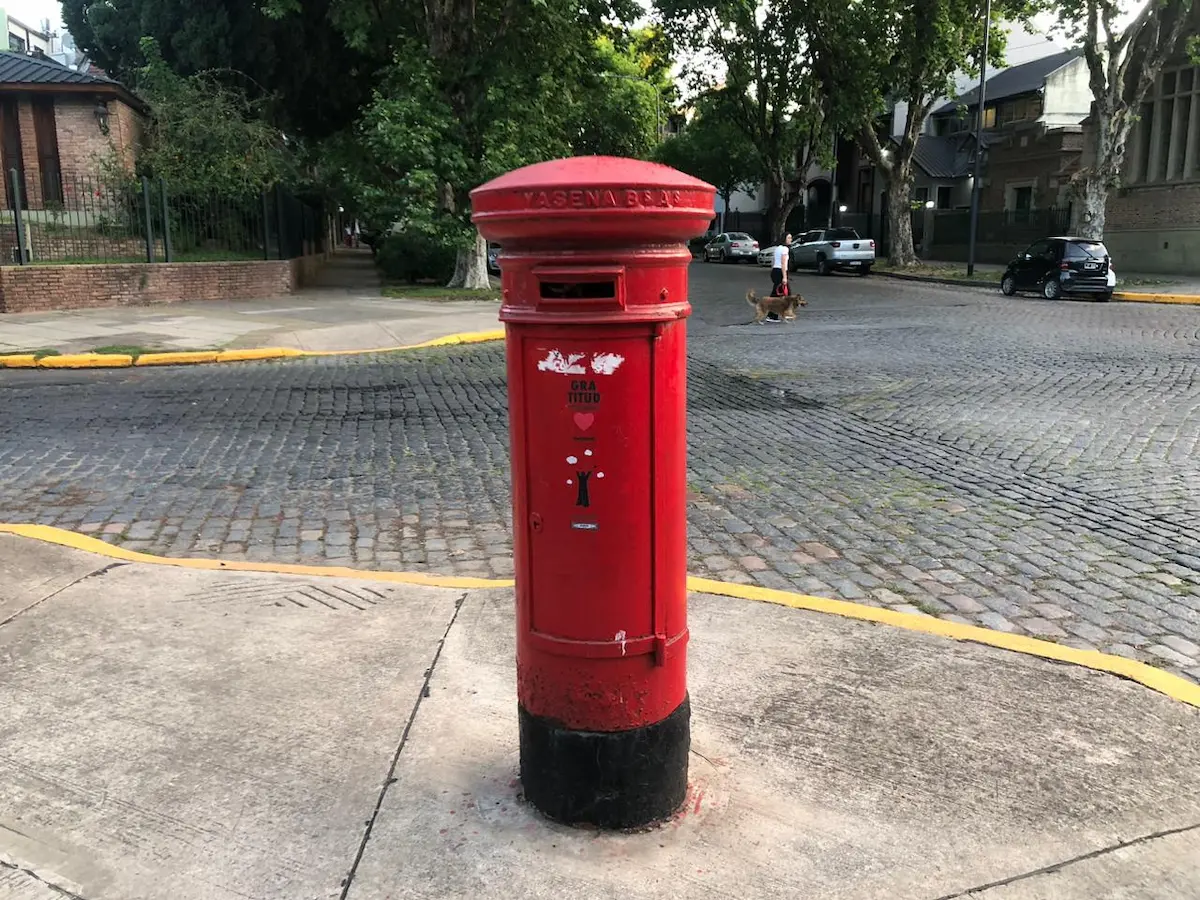 Navidad en la Ciudad de Buenos Aires: un buzón restaurado invita a escribir cartas a Papá Noel 1 buzón