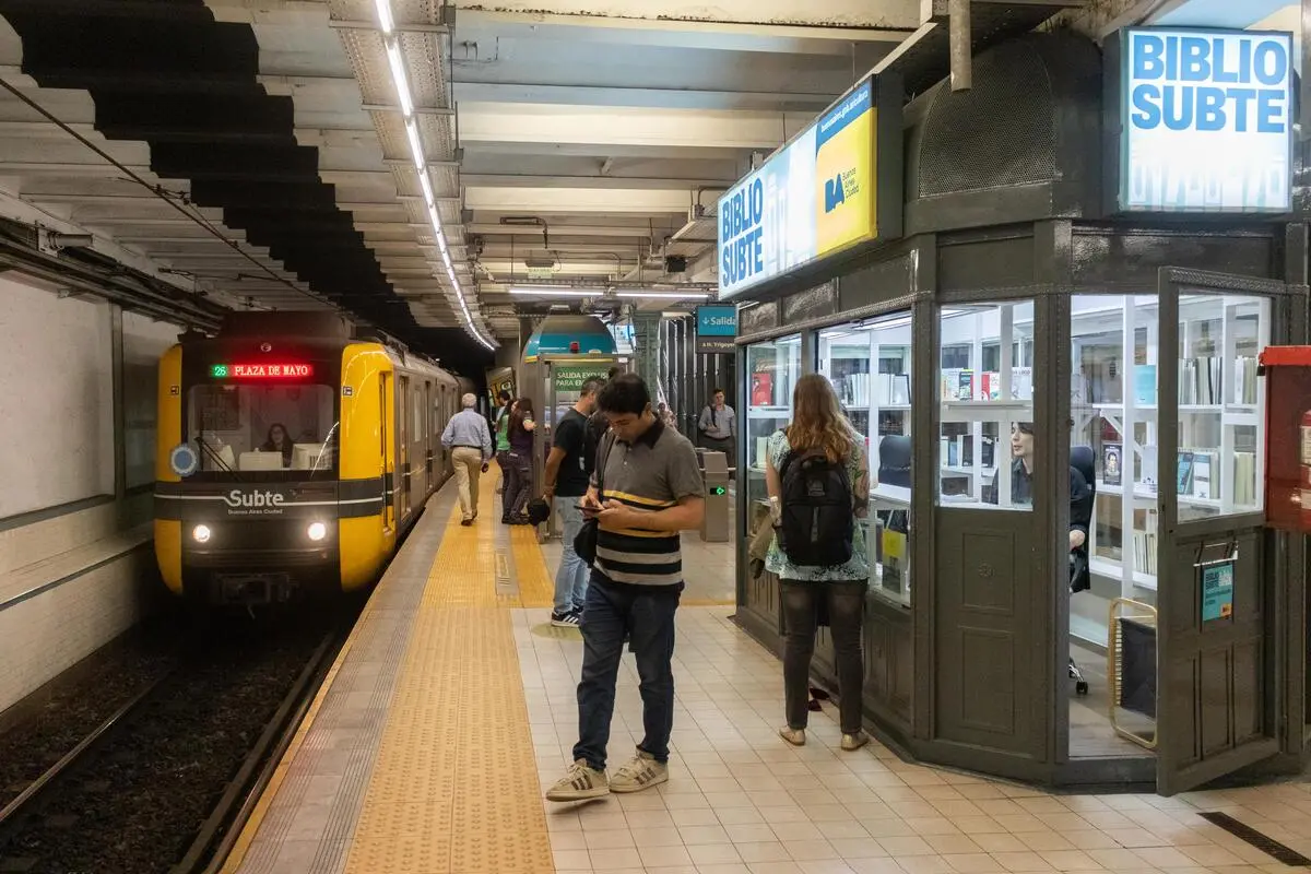 BiblioSubte ya empezó a funcionar en la red de subtes de la Ciudad 1 Subte
