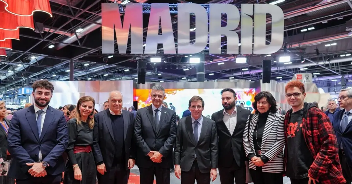 Buenos Aires y Madrid refuerzan su alianza en la industria de los videojuegos con nuevos proyectos conjuntos 2 2.Almeida y Nino con Macri en FITUR 1495x1000 1