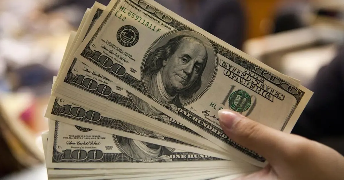 El dólar, en piloto automático hacia la inflación: la "jugada oficial" que sella la escalada de precios 1 dólar