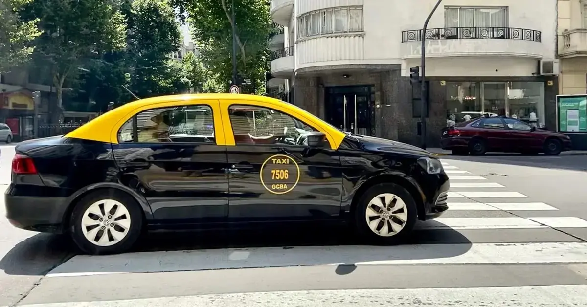 Buenos Aires se ilumina: los taxis porteños estrenan publicidad LED en sus techos 1 taxis