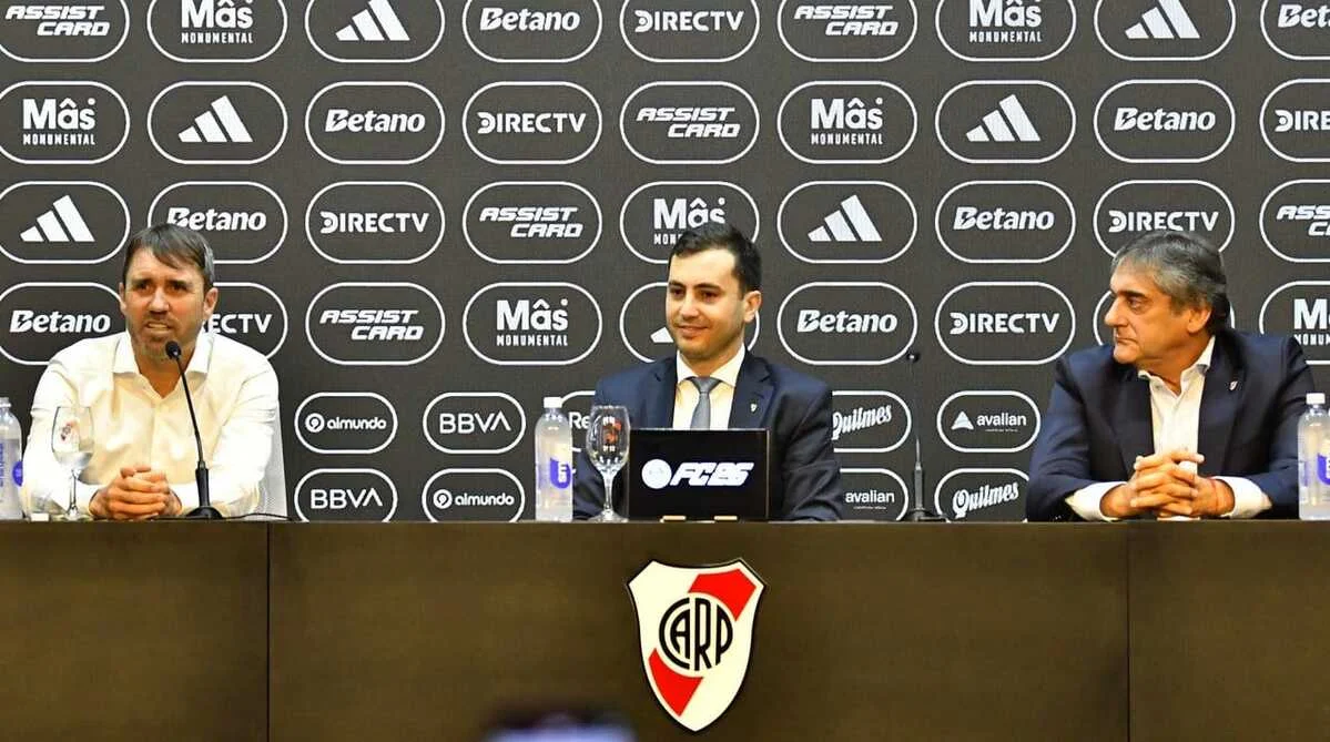 Eduardo Coudet es el nuevo técnico de River y ya puso manos a la obra 3 Creditos. Doble Amarilla