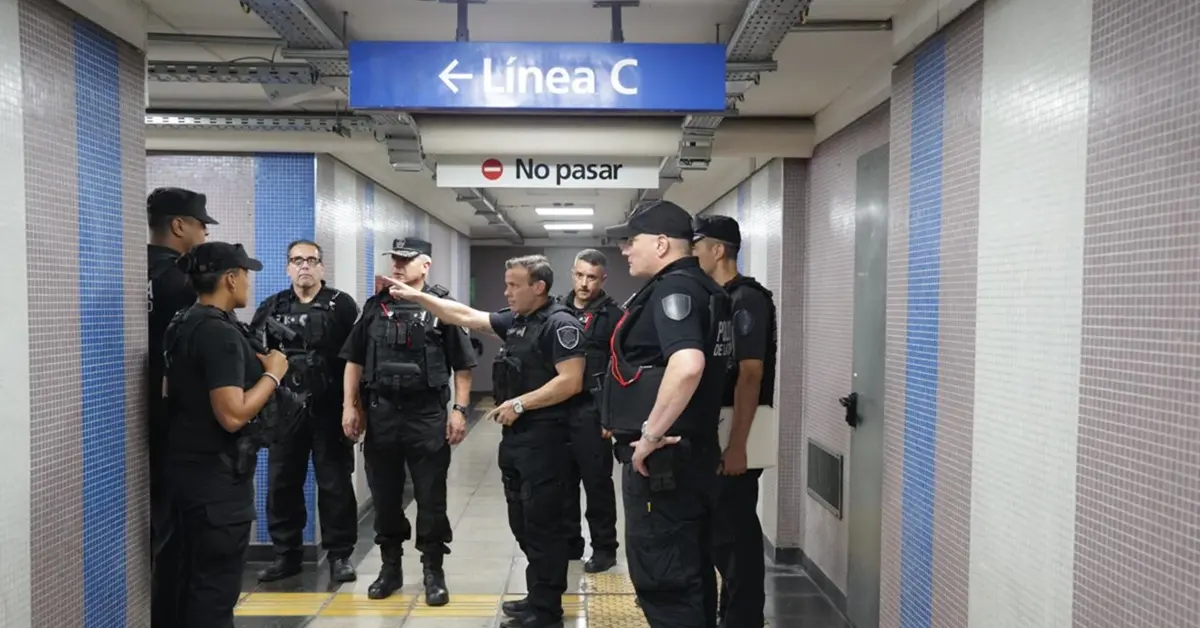 Operativo en el Subte: entre el refuerzo policial y la caída de pasajeros por las tarifas elevadas 2 subte