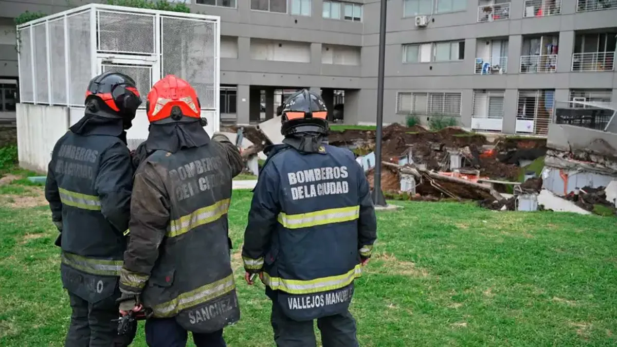 Derrumbe en Parque Patricios: la fiscalía autorizó tareas de apuntalamiento mientras continúa la investigación 1 derrumbe
