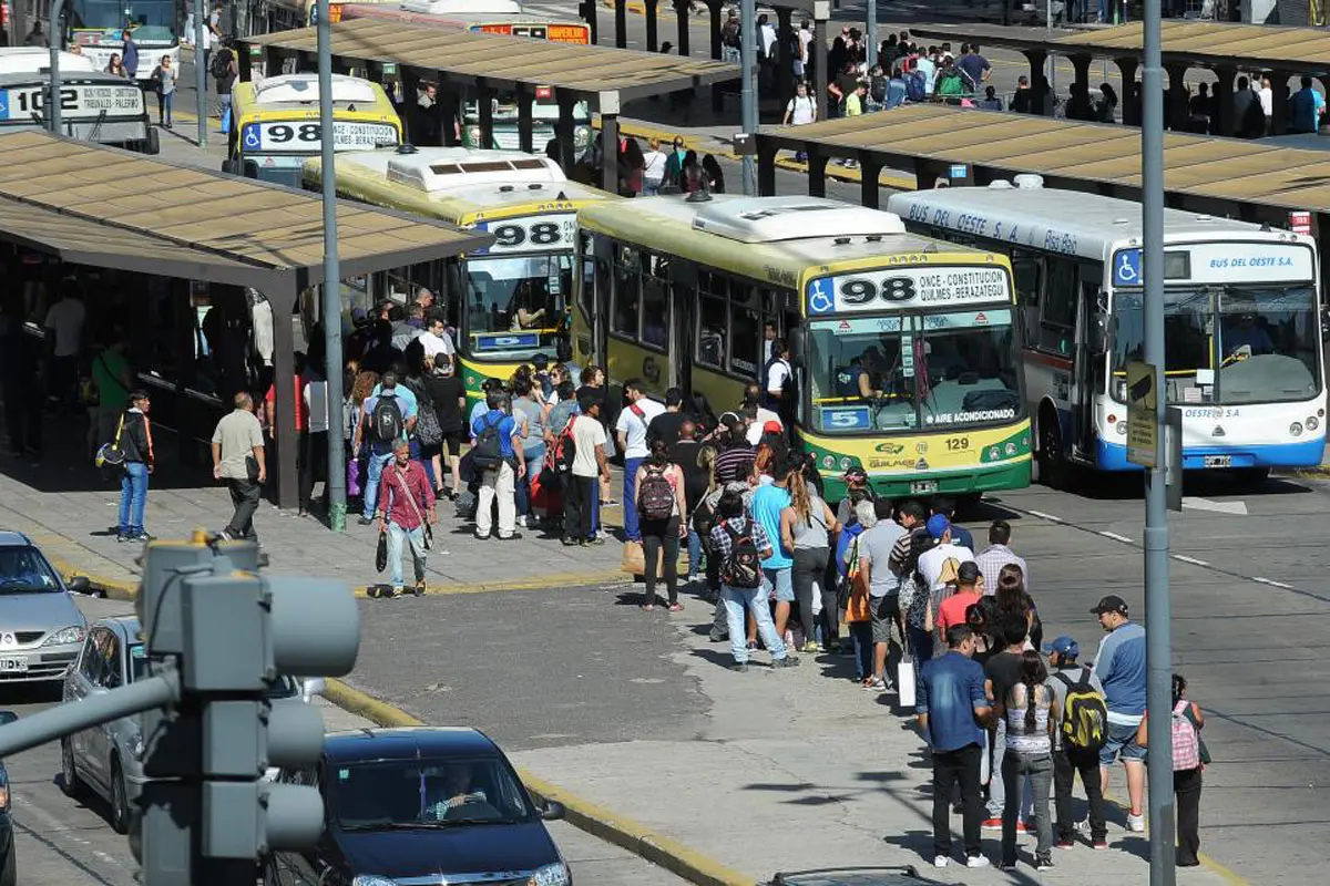 Colectivos en crisis en el AMBA: menos unidades, recortes en el servicio y boleto 1200% más caro 1 Colectivos