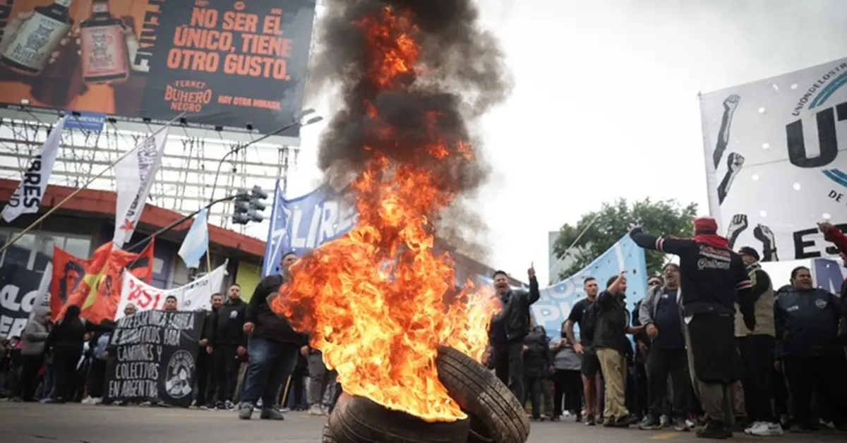Cortes en todo el país contra la eliminación del programa Volver al Trabajo 4 Puente Pueyrredon 2 2