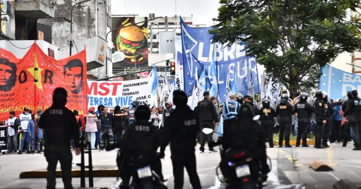 Cortes en todo el país contra la eliminación del programa Volver al Trabajo 5 Puente Saavedra