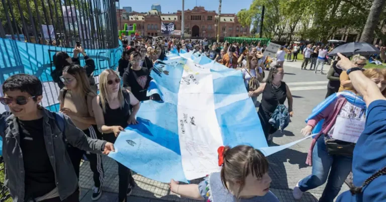 Discapacidad en emergencia: movilización frente al Ministerio de Economía para exigir presupuesto