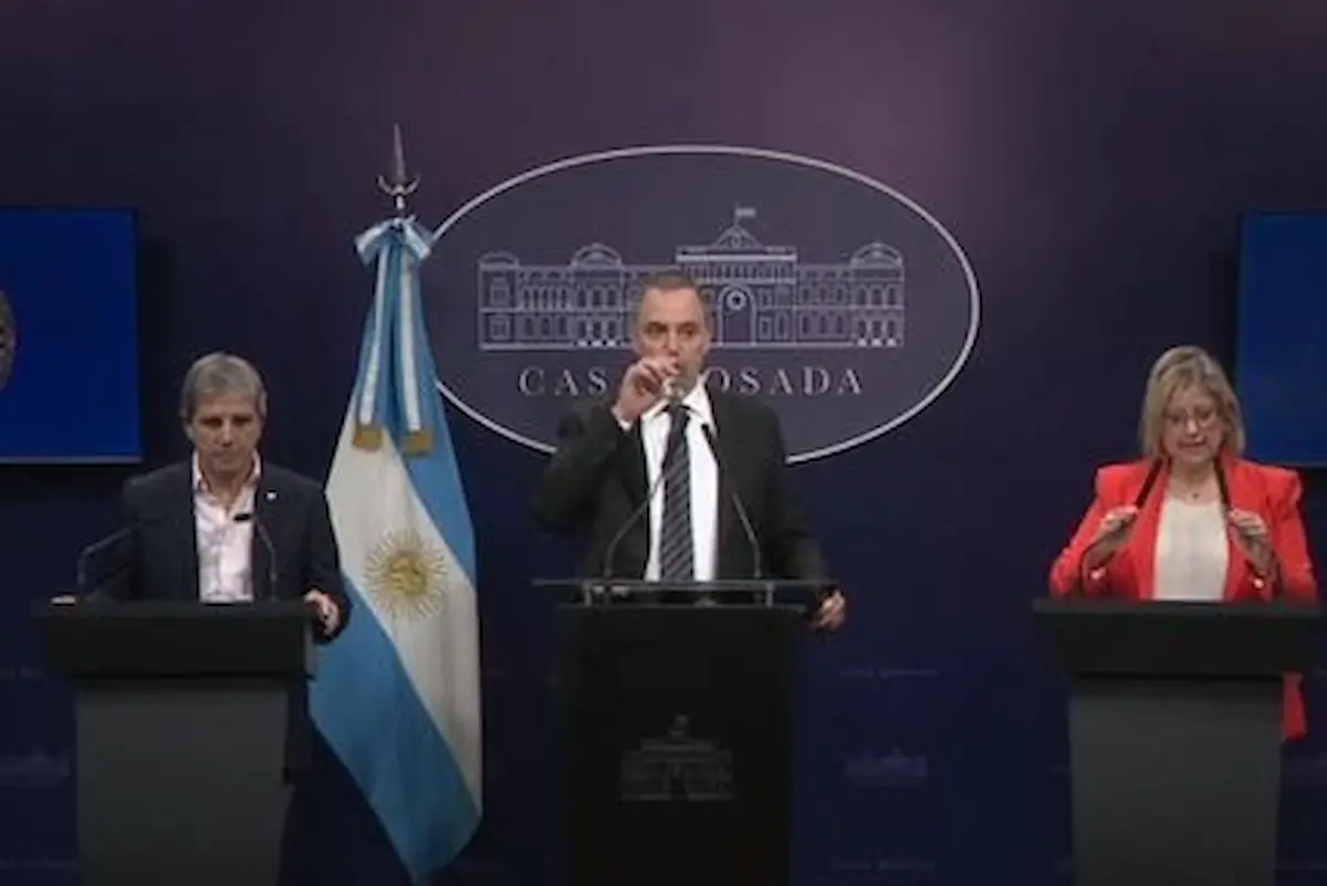 Manuel Adorni brindó una conferencia de prensa sin responder preguntas 2 Adorni monteoliva caputo