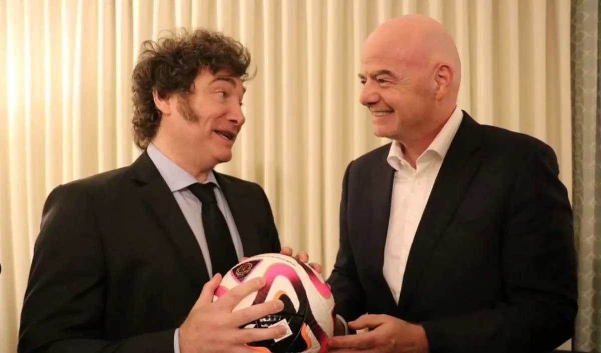 El Gobierno impulsa nuevas leyes y define prioridades antes del Mundial 2 Javier Milei junto al presidente de la FIFA Gianni Infantino