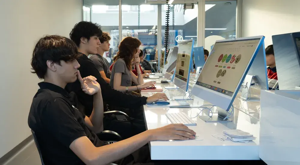 TUMO sumó una nueva sede en Núñez y amplió su propuesta gratuita para jóvenes 3 en cada una las 8 salas hay 15 computadores mac ultima generacion