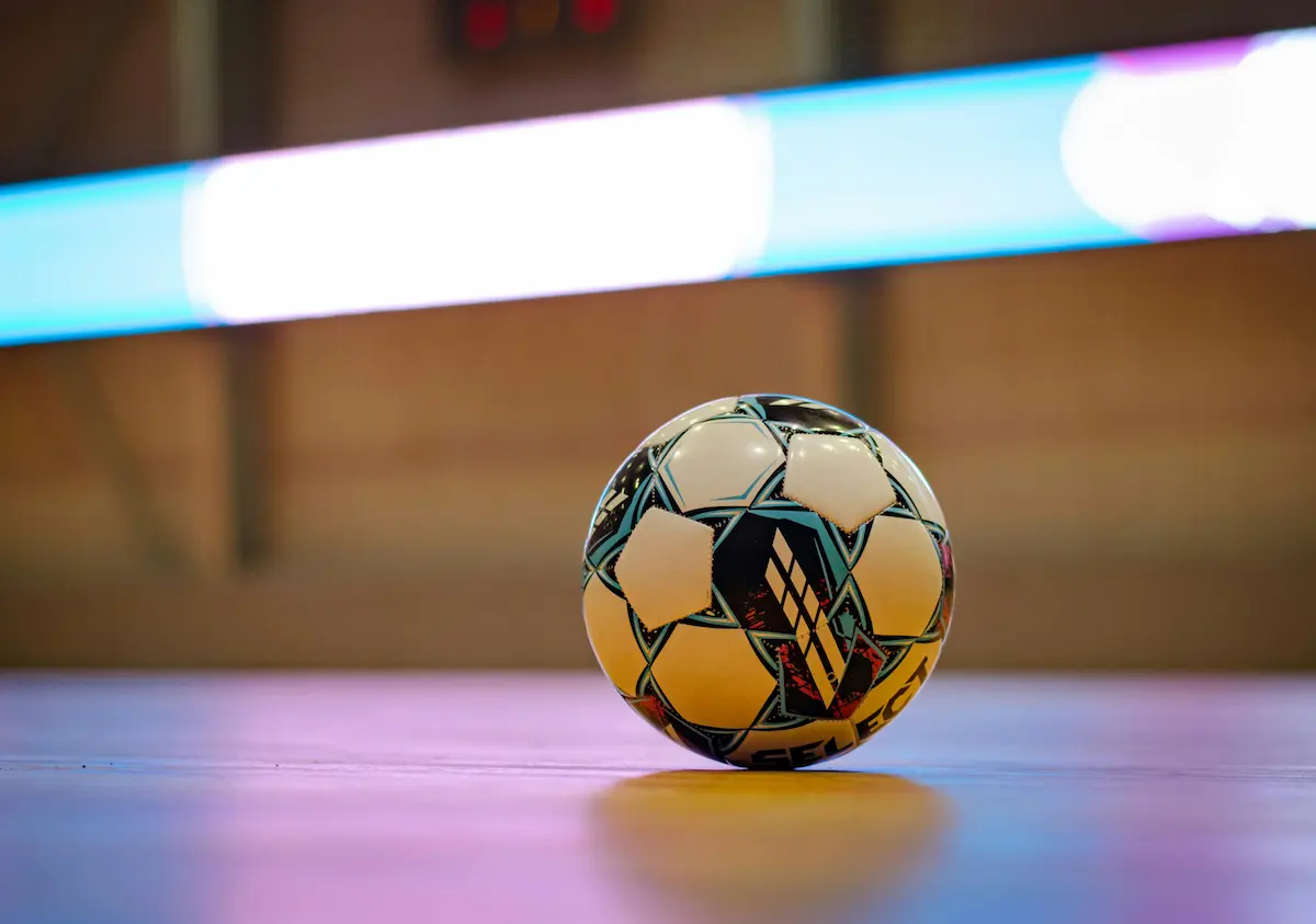 Cómo evitar resbalones al jugar fútbol indoor 2 fubtol indor pelota