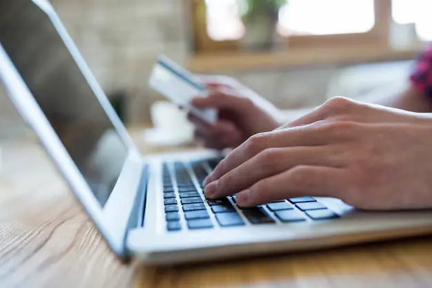 ¿Cómo comprar pasajes de micro online y cuánto salen? 2 mano usando ordenador portatil hacer pago linea tienda cafe