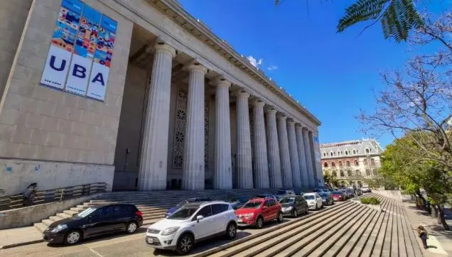 La UBA sigue entre las 100 mejores universidades del mundo, pero el desfinanciamiento ya impacta en la investigación 1 La UBA