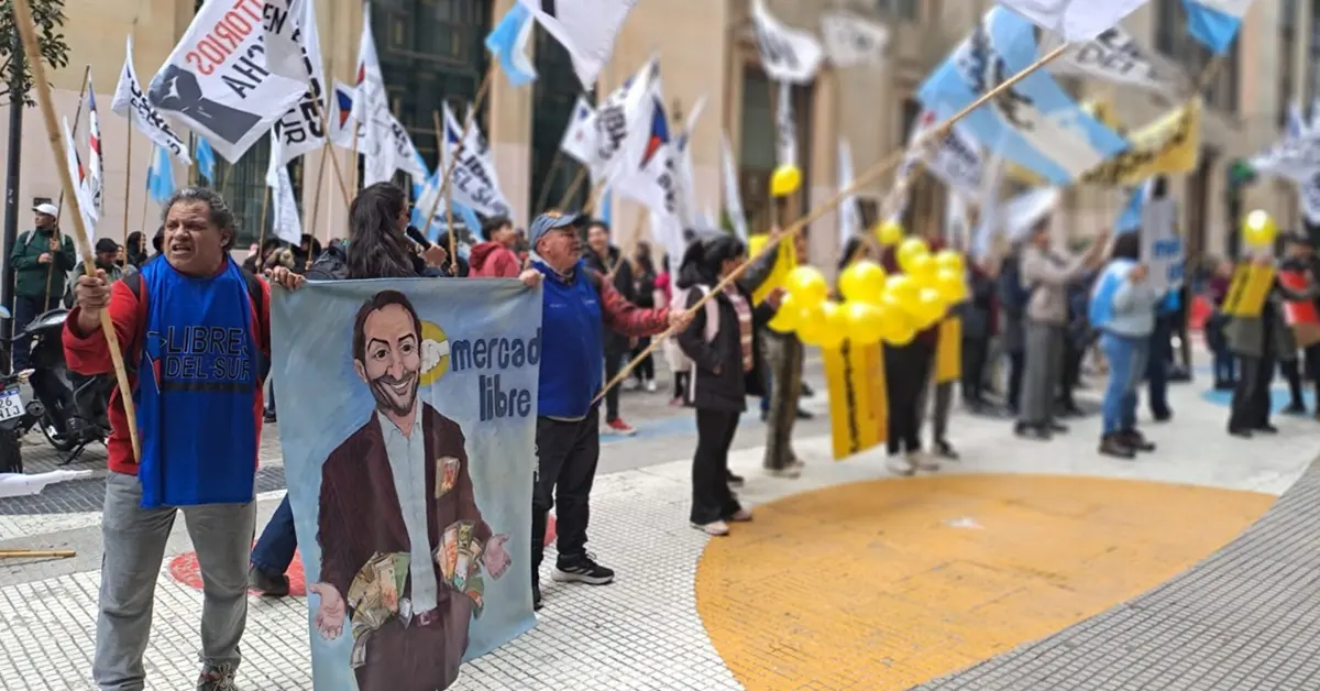 Milei niega la realidad de los endeudados, que marcharon al Ministerio de Economía 2 Milei