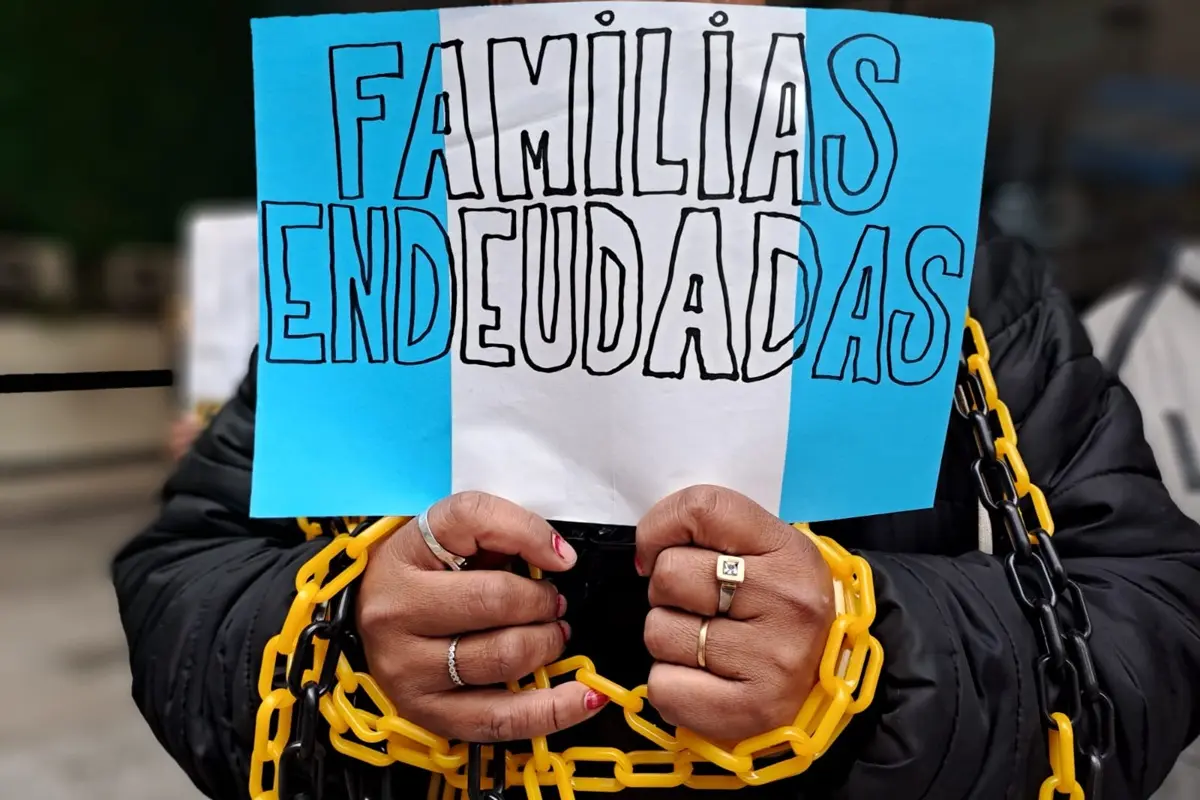 Milei niega la realidad de los endeudados, que marcharon al Ministerio de Economía 3 Milei