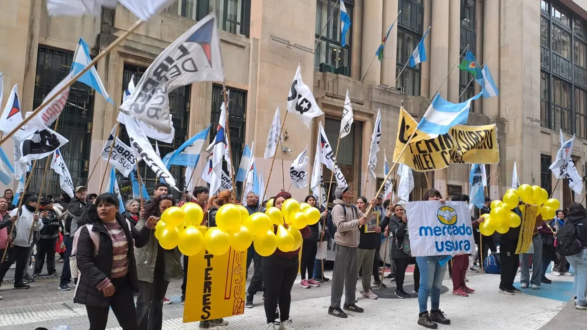 Milei niega la realidad de los endeudados, que marcharon al Ministerio de Economía 5 Milei