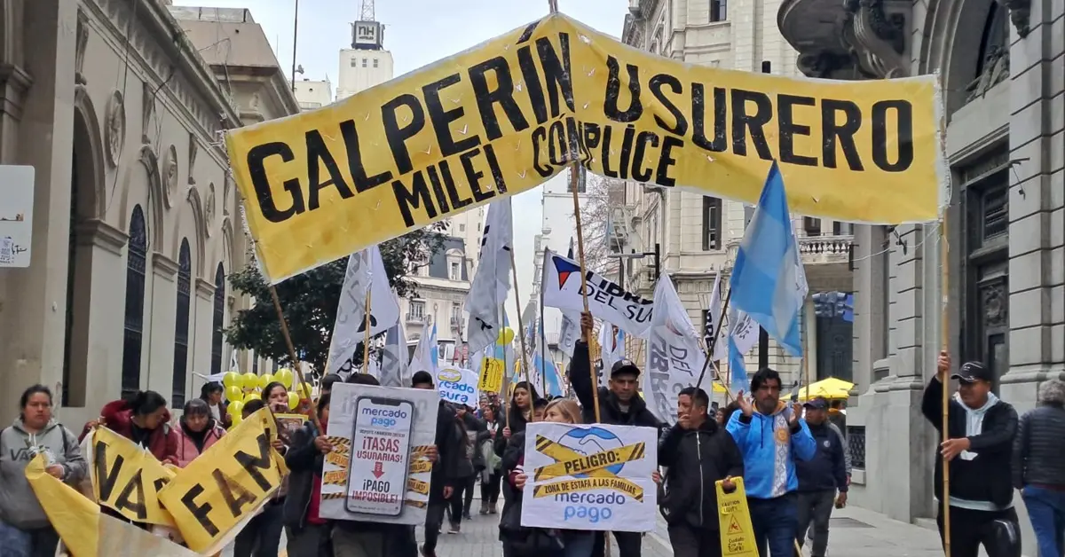 Milei niega la realidad de los endeudados, que marcharon al Ministerio de Economía 1 Milei