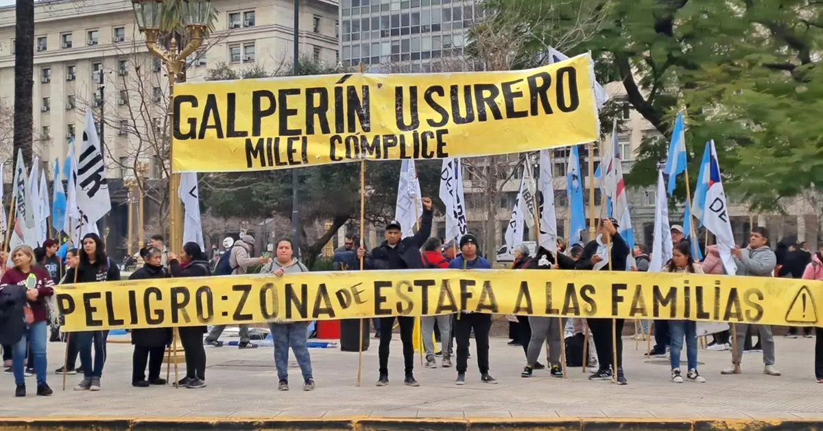 Milei niega la realidad de los endeudados, que marcharon al Ministerio de Economía 6 Milei
