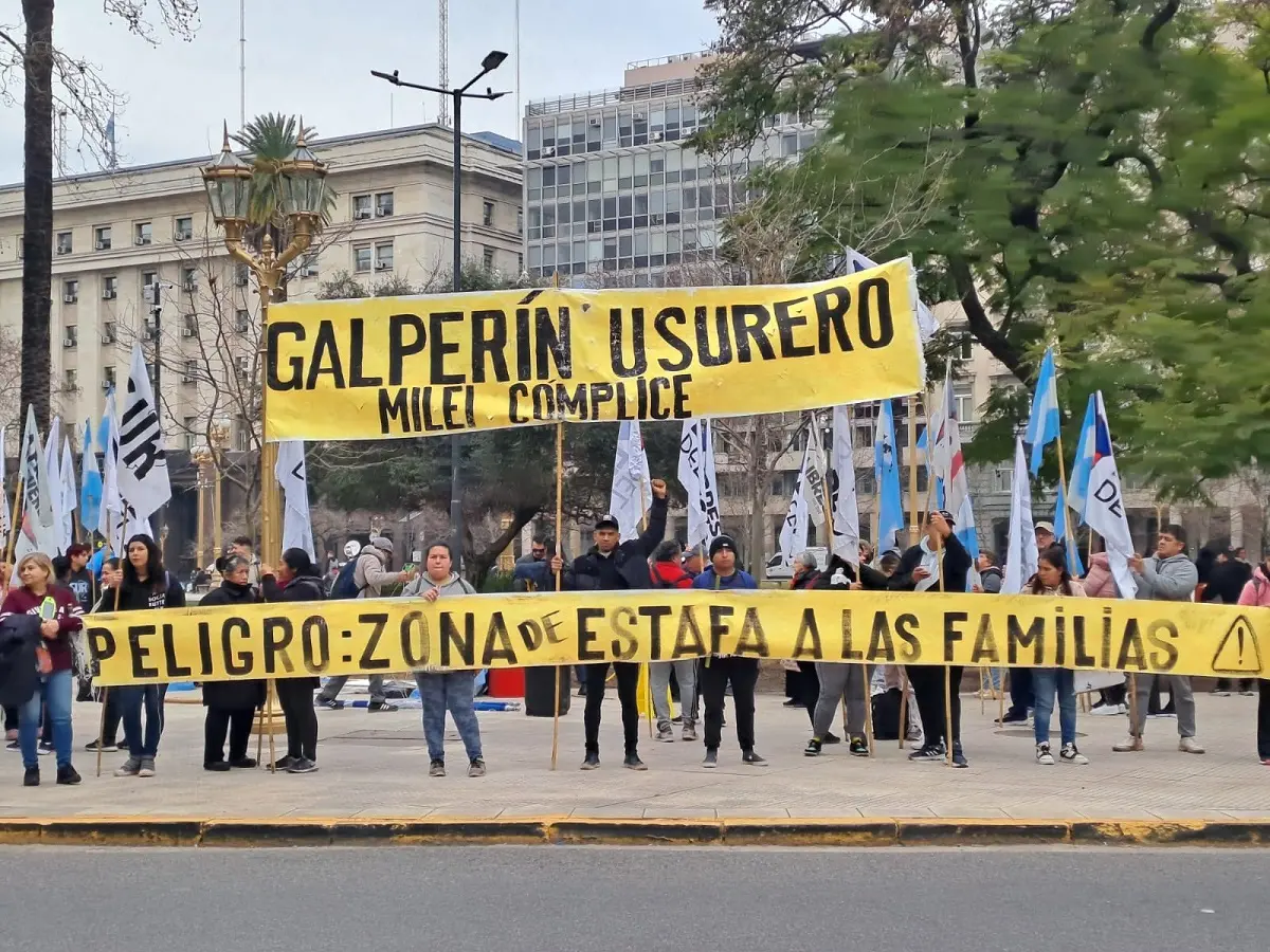 Marcha de los Endeudados: organizaciones reclaman contra la usura y el crecimiento de las deudas familiares 2 Marcha de los Endeudados 1