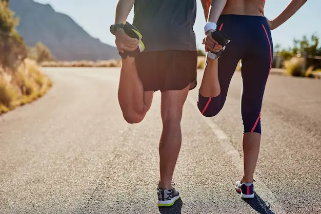 Cómo volver a entrenar al aire libre después del invierno 2 corredores deportivos