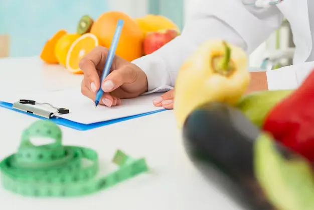 Nutrición deportiva: por qué es clave para recuperarse 2 primer nutricionista escribiendo receta 23 2148302092