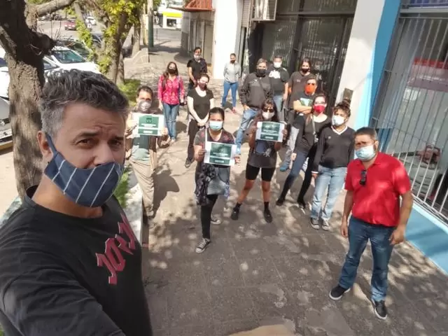 Paro y demanda de trabajadores de prensa gráfica 2 trabajadores reclamando