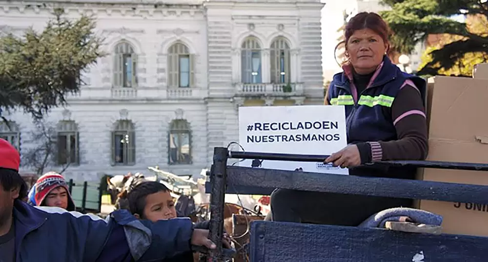 Se impulsa una Ley de Envases con Inclusión Social 3 14 Trabajadora cartonera Creditos Diario El correo grafico Jacqueline Molina