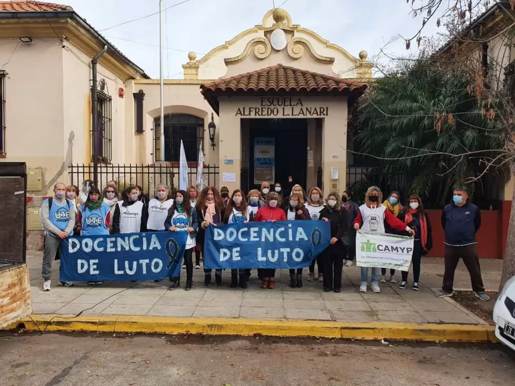 Continúan las jornadas de lucha docente por la salud y la vida 1 Foto 1 movilizacion hacia la Escuela 13 DE 21 por el fallecimiento de Daniel Bravo auxiliar de dicha institucion Silvia Raggio