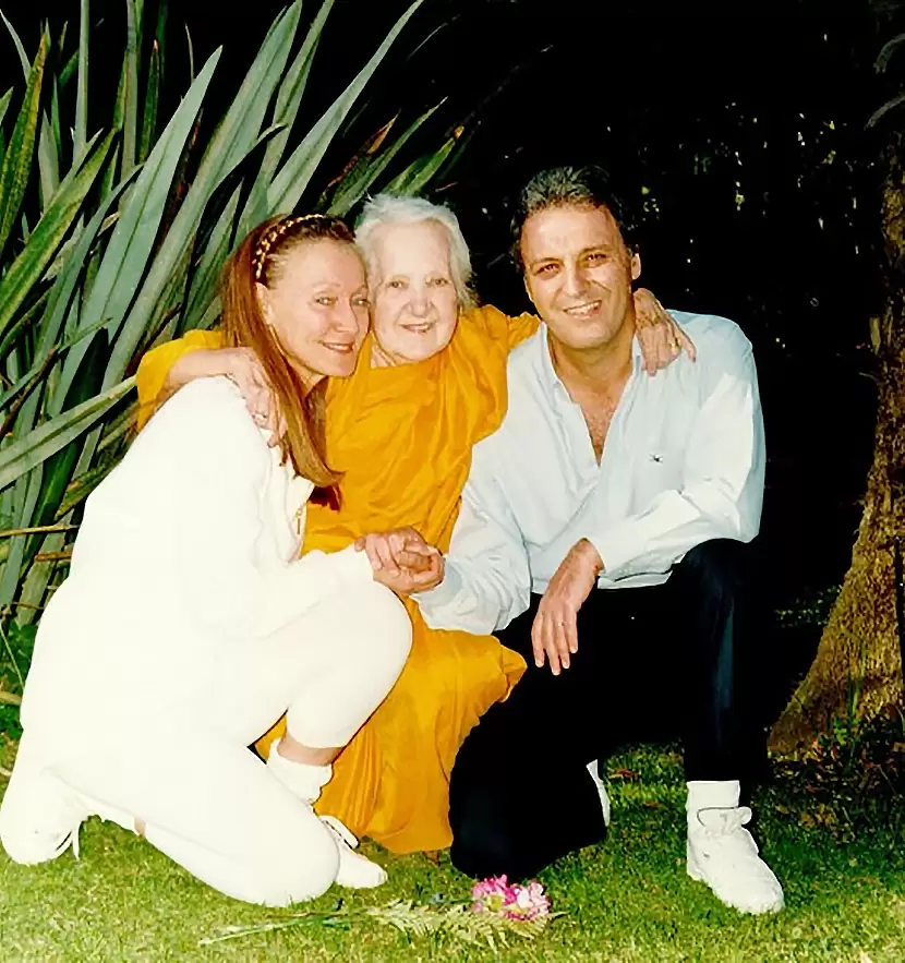Entrevista a David Lifar, discípulo de la maestra de yoga Indra Devi 3 INDRA DEVI 1 David Lifar Iana Lifar e Indra Devi Credito Fundacion Indra Devi Periodismo Franco