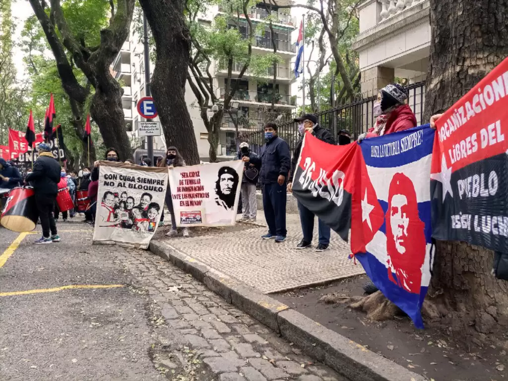 Manifestación pacífica frente a la embajada de Cuba 3 5 Banderas de protesta Creditos Facundo Garcia Jacqueline Molina