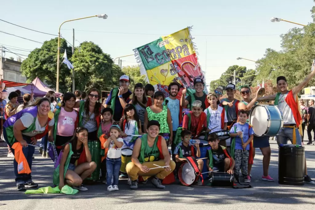“Puentes en la infancia”: el juego como un derecho sustancial 2 Foto 2 Presentacion de samba reggae de les chiques en la fiesta del trigo de Tres Arroyos Credito Leny Vis Paula Daguerre