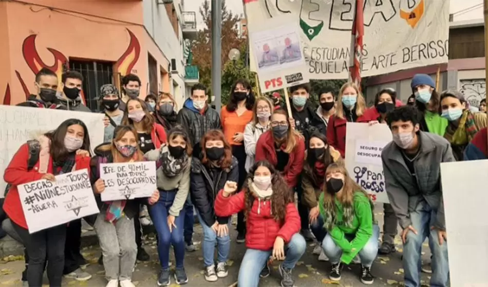 Estudiantes de la UNLP se movilizan en reclamo de becas 3 Becas UNLP