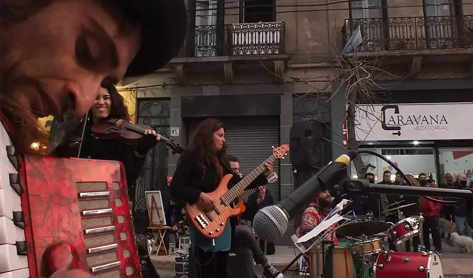 Editorial Caravana: un espacio disruptivo, creador incesante de sentidos 1 Editorial Caravana