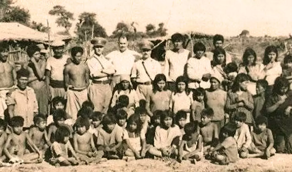 Pueblo Pilagá: relatos sobre un genocidio 2 Foto 2 Gendarmes junto al pueblo Pilaga posando para la foto con total impunidad Credito El tribuno Paula Daguerre