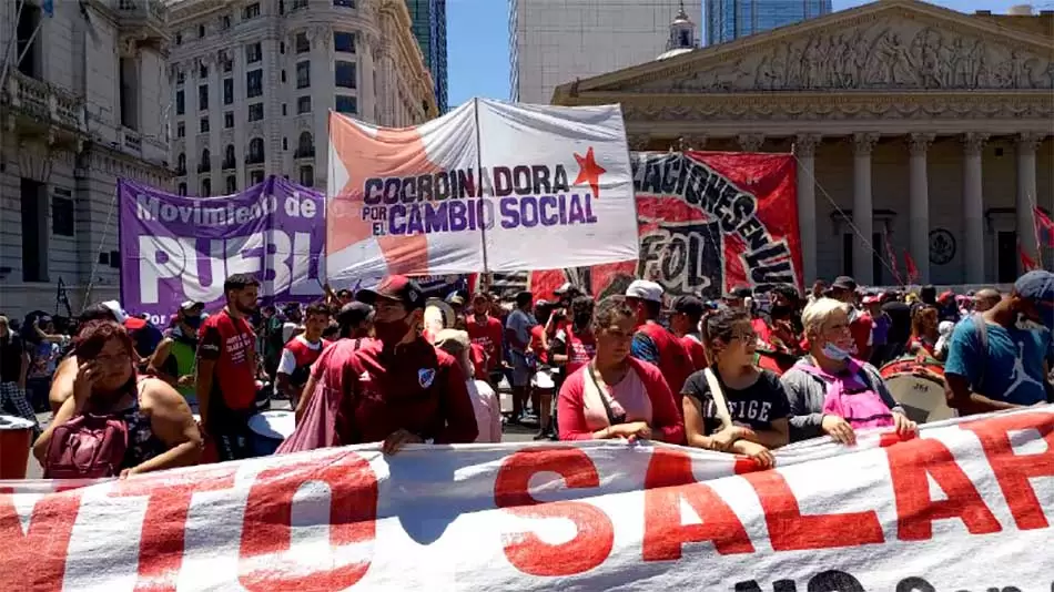 Multitudinaria movilización de organizaciones sociales 3 Deuda con el pueblo