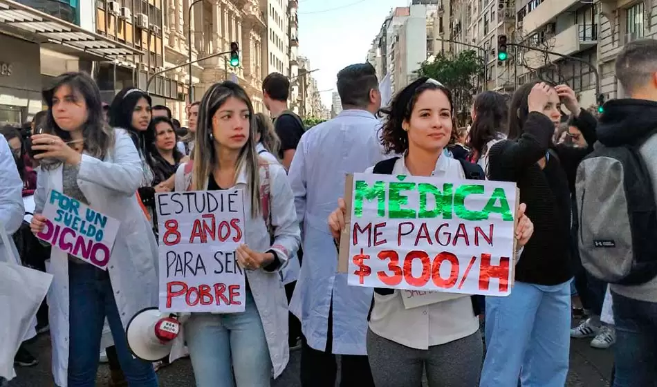 Trabajadores del Hospital Garrahan se movilizaron para reclamar una recomposición salarial 2 trabajadores