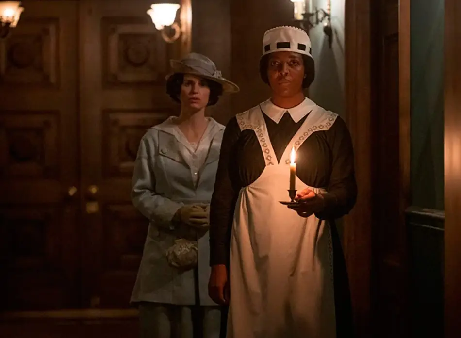 Flores en el Ático: El Origen. una gran historia dramática con sed de venganza 2 2. Inspirada en las novelas de VC Andrews la historia sigue a una joven Olivia Winfield esa abuela que en un futuro encerrara a sus nietos en el atico. Credito @lifetimetv Cristian Dominguez