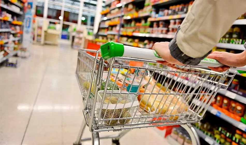El escalofriante dato de la Canasta Básica: cuánto hace falta para no ser pobre en Argentina 1 Canasta Básica: un grupo familiar necesita contar con ingresos por $495.798 para no caer debajo de la línea de la pobreza. Crédito: Businessinsider